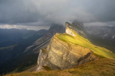 Seceda tepesinin manzarası. Dolomitler. İtalya.