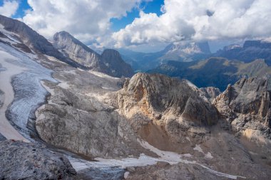 Marmolada kalabalığının manzarası. Dolomitler. İtalya.