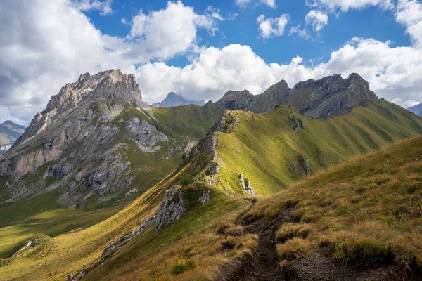 Dolomitlerdeki Lino Pederiva dağ sırtı patikası.