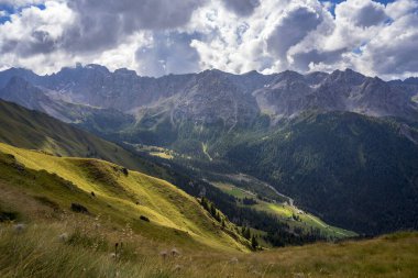 Val San Nicolo 'nun dağ manzarası. Dolomitler. İtalya.