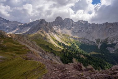 San Nicolo Geçidi 'nin dağ manzarası. Dolomitler. İtalya.