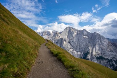 Viel del Pan 'daki Marmolada manzarası. Dolomitler.
