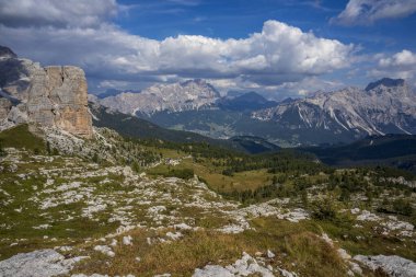 Dolomitlerdeki dağ manzarası. Cinque Torri Bölgesi.