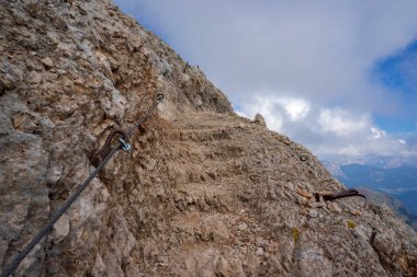 Marmolada 'da bir kaya yolu. Dolomitler.