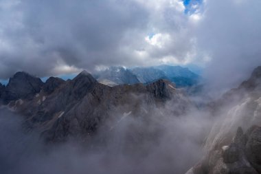Marmolada kalabalığının manzarası. Dolomitler. İtalya.