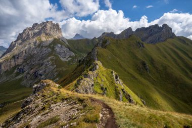 Dolomitlerdeki Lino Pederiva dağ sırtı patikası.