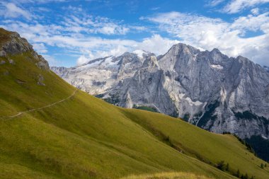 Viel del Pan 'daki Marmolada manzarası. Dolomitler.