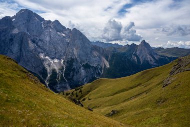 Marmolada kalabalığının manzarası. Dolomitler. İtalya.
