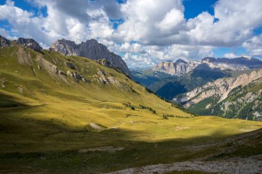 Dolomitlerdeki dağ manzaraları. Lino Pederiva izinden görüntüle.