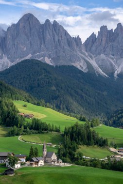 Santa Maddalena köyünün güzel, resimli manzarası. Dolomitler. İtalya.