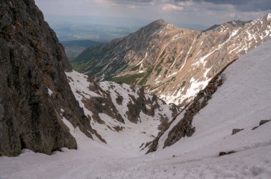 Yüksek Tatras manzarası - patikadan Zawrat 'a manzara.