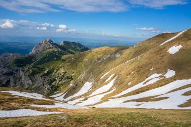 Polonya 'nın batı Tatralarındaki Giewont zirvesinin manzarası.