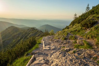 Boczan 'a doğru dağ yürüyüşü patikası. Batı Tatras.