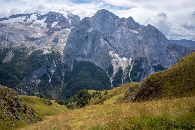 Dolomitlerdeki Marmolada zirvesinin manzarası. İtalya.