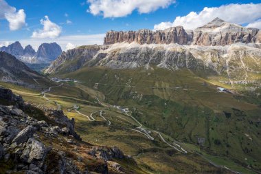Dolomitlerdeki Sella Grubu 'nun harika görüntüsü.
