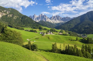 Dolomitlerdeki Santa Maddalena köyünün yaz manzarası. İtalya.