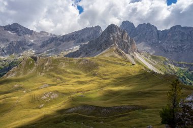 San Nicolo Geçidi 'nin dağ manzarası. Dolomitler. İtalya.