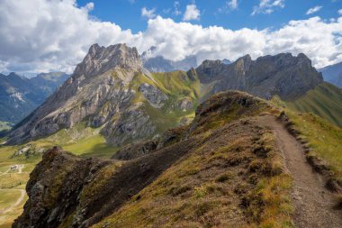 Dolomitlerdeki Lino Pederiva dağ sırtı patikası.