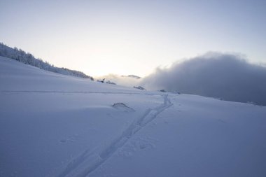 Batı Tatras 'taki karlı kış dağ manzarası.