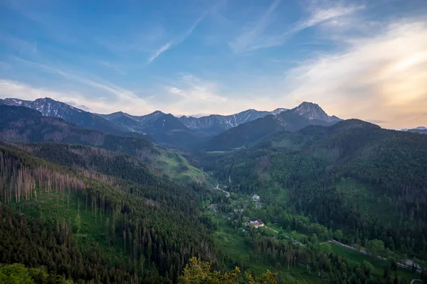 Arka Planda Tatra Dağları Nın Zirveleriyle Nosal Dan Kuznice Görüntü — Stok fotoğraf