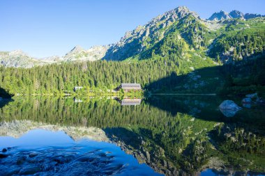 Slovakya 'daki High Tatras' ta Popradske Pleso Gölü.