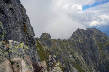 Orla Perc 'in görüntüsü - High Tatras' ın en uzun sırt yolu.