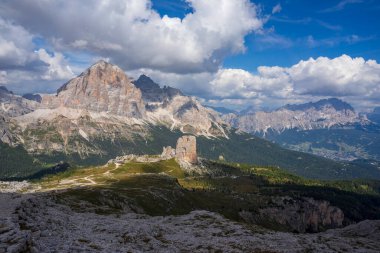 Cinque Torri 'nin ve Dolomitlerdeki Tofana' nın manzarası..