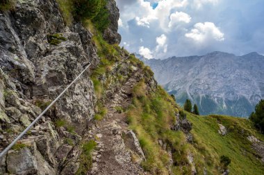 Dolomitlerdeki Lino Pederiva dağ sırtı patikası.