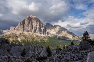 Dolomitlerdeki Tofana kalabalığının görüntüsü.