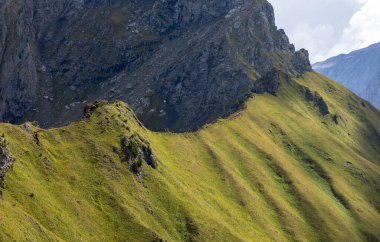 Dolomitlerdeki Lino Pederiva dağ sırtı patikası.