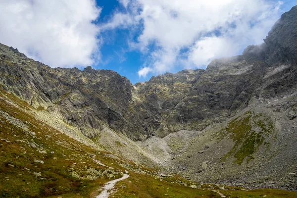 Polonya'da yüksek Tatras kayalık peyzaj.