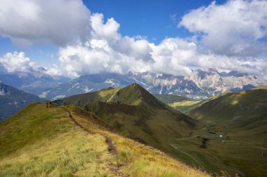 Dolomitlerdeki Lino Pederiva sırt patikasından dağ manzarası.
