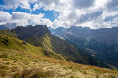 Dolomitlerdeki Lino Pederiva sırt patikasından dağ manzarası.