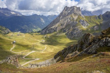 Dolomitlerin resimli manzarası. Ciampac ve Colac Görünümü.