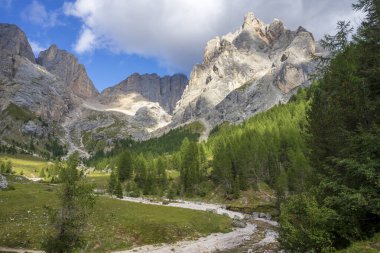 Val Contrin ve Marmolada Massif 'in görüntüsü. Dolomitler.