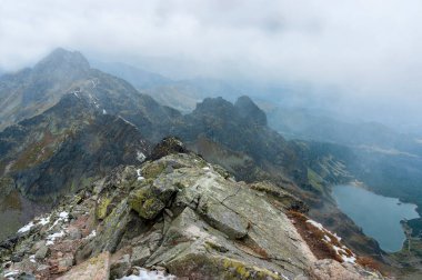 Kozi Wierch tepesinin kayalık manzarası. Orla Perc patikasının bir parçası. Yüksek Tatras.