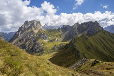Colac tepesinin güzel manzarası ve Dolomitlerdeki sırt izleri..