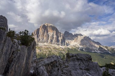 Dolomitlerdeki büyük Tofana kaya duvarları. İtalya.