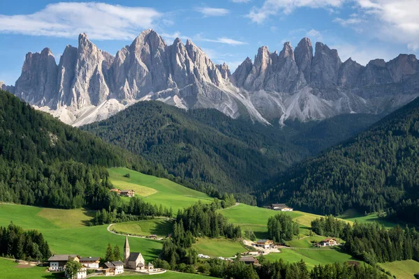 Val di Funes 'daki Santa Maddalena köyünün üstündeki Odle Dolomites Grubu' nun kayalık duvarları..