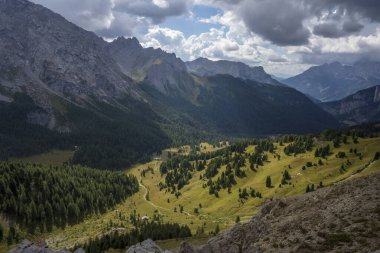 Val San Nicolo 'nun dağ manzarası. Dolomitler. İtalya.
