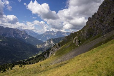 Val San Nicolo 'nun dağ manzarası. Dolomitler. İtalya.