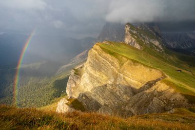 Odles grubu Seceda 'dan görüldü. Dolomitler.