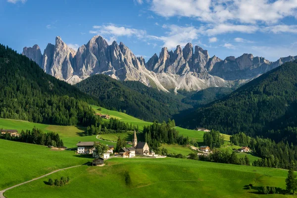 Val di Funes 'daki Santa Maddalena köyünün yukarısındaki Odle grubunun zirveleri. Dolomitler.