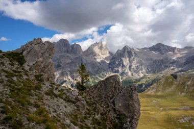 Marmolada Massif manzaralı Dolomitlerin dağ manzarası..