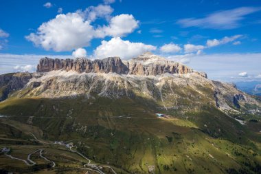 Dolomitlerdeki Sella Grup dağ sırası. İtalya.