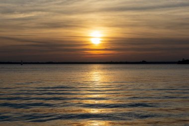 Zegrze Gölü üzerinde gün batımı.