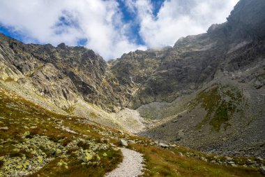 Kozia Vadisi 'nin yüksek Tatras' taki kaya manzarası.