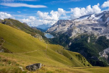 Dolomitlerin güzel dağ manzarası. Arka planda Marmolada kalabalığı var..