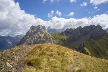 Colac 'ın arka planındaki dağ sırtı izleri. Dolomitler.