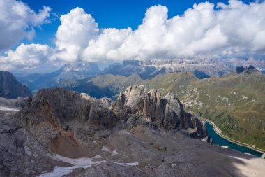 Marmolada 'nın tepesindeki Rocky manzarası. Dolomitler.